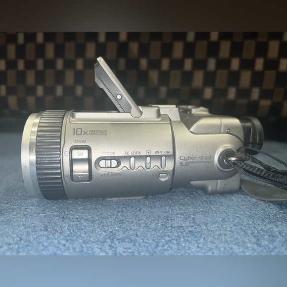 SONY Cyber Digital Camera ๐ธ with Case and Accessories Battery ๐ and Charger ๐ - Picture 2 of 6